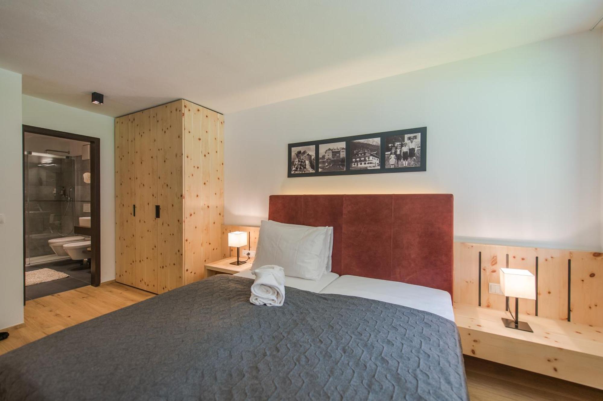 Hotel Dolomitenhof & Chalet Alte Post Sexten Habitación foto